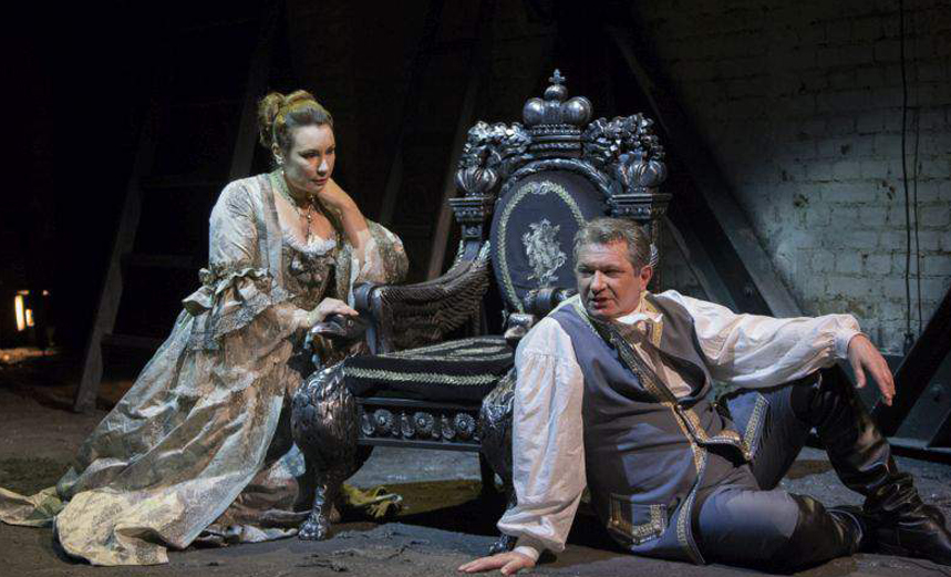 Любовь у трона